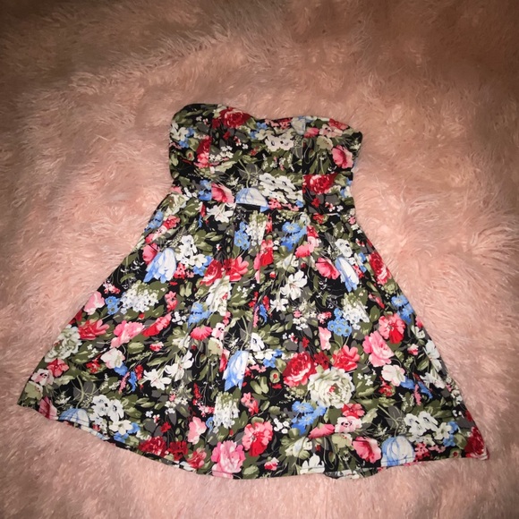 Dresses & Skirts - ❤️3 for $20 ❤️ Strapless Floral dress